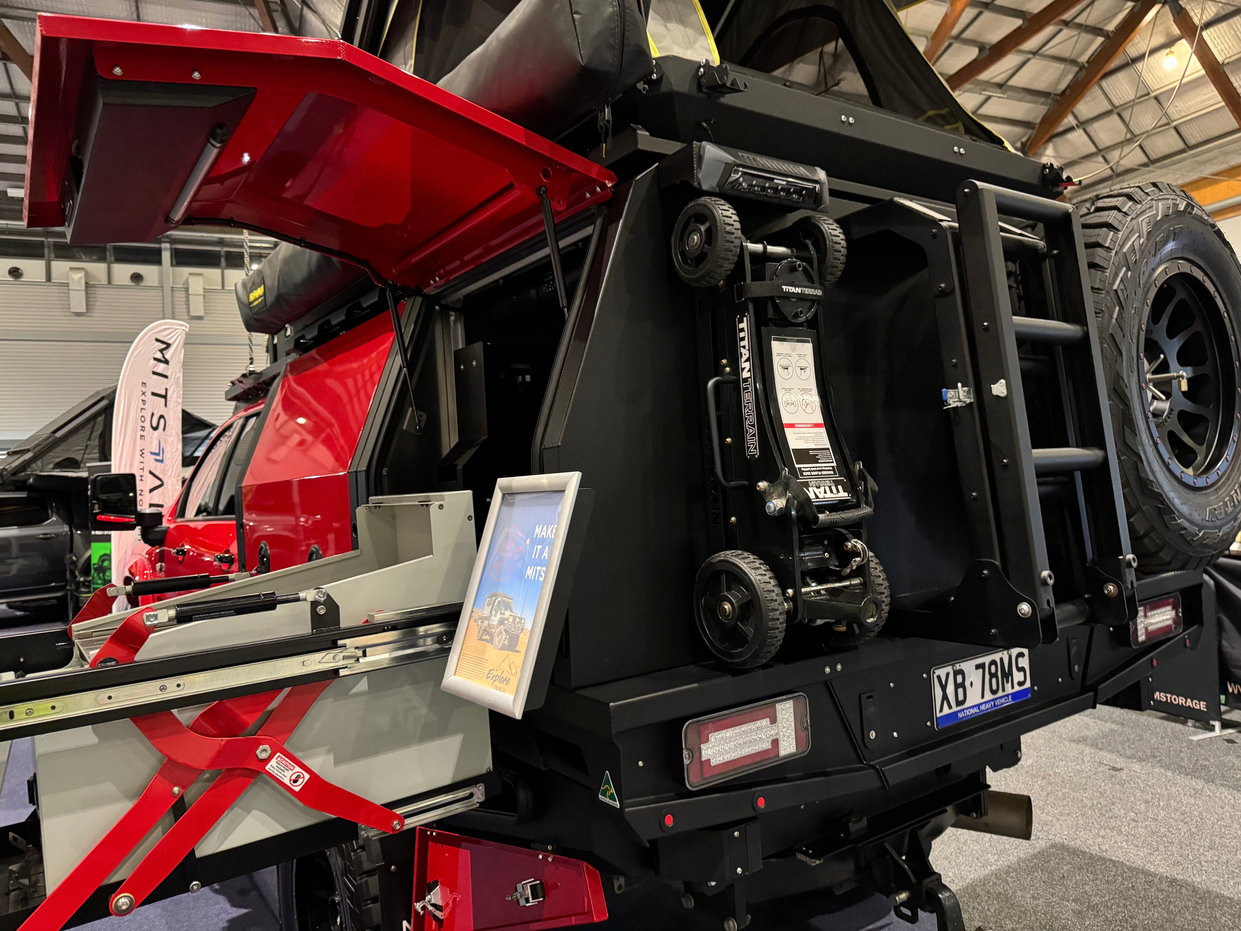 rugged floor jack mounted on ute canopy using mounting bracket