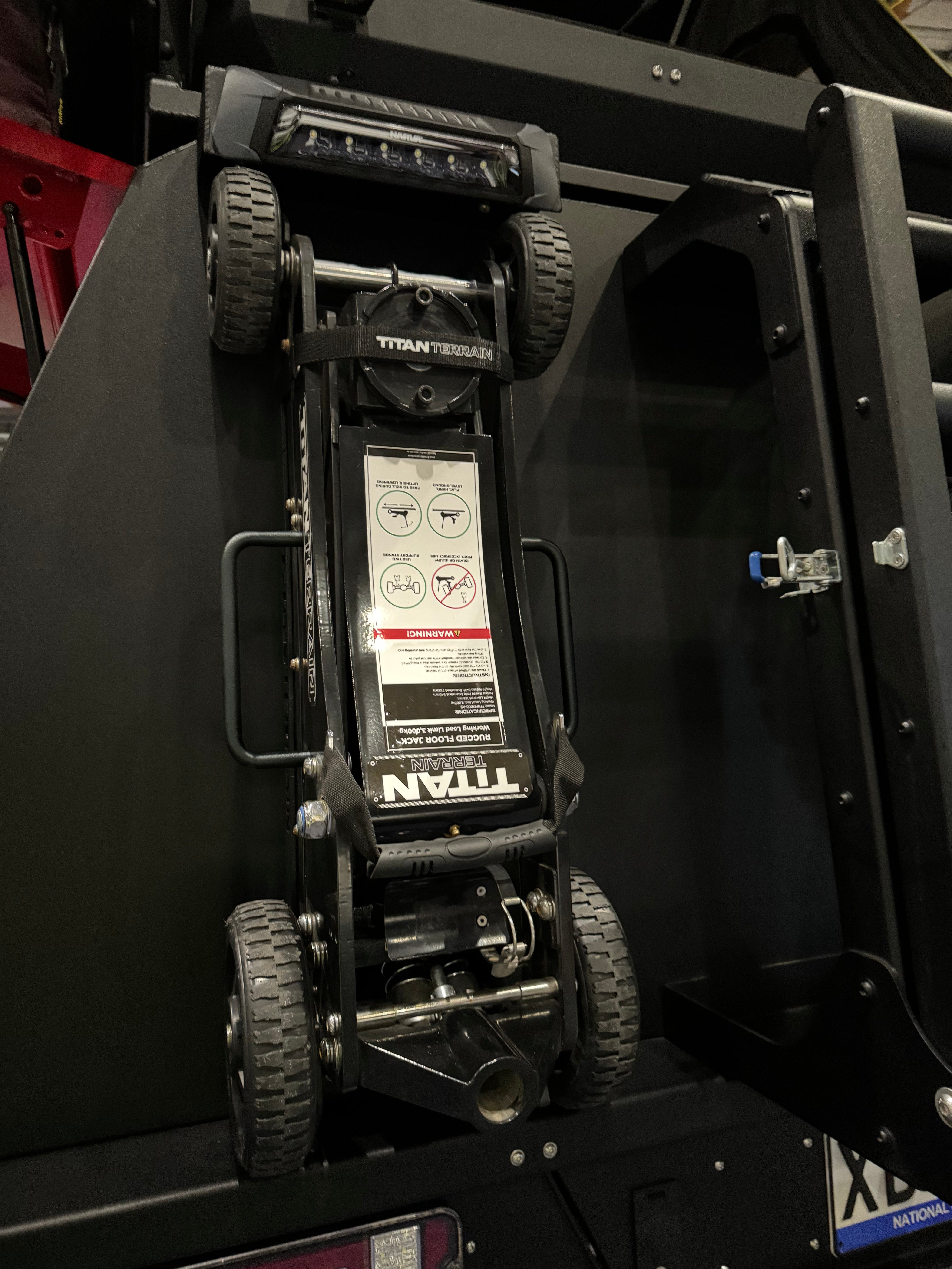 rugged floor jack mounted on ute canopy using mounting bracket