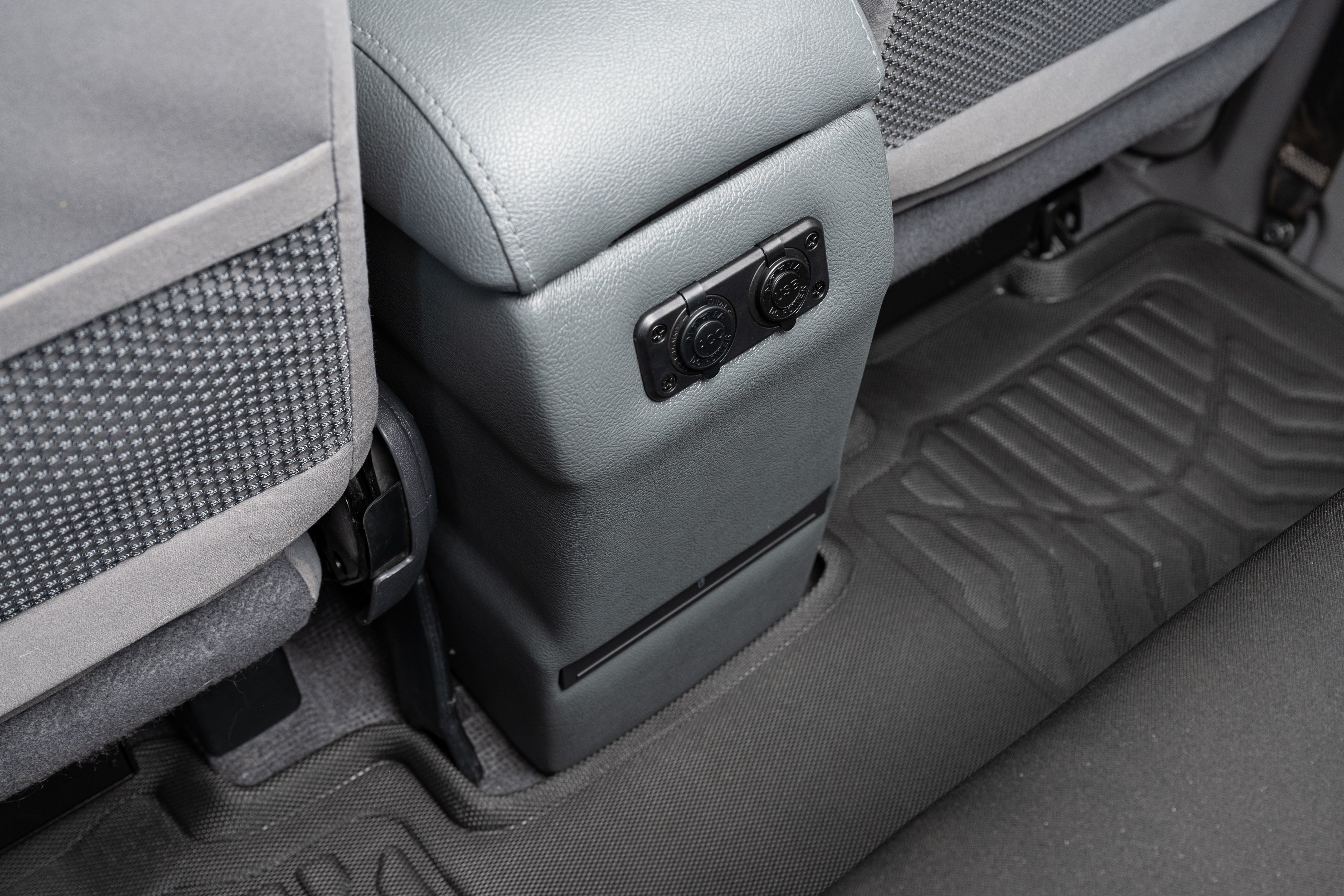 Full Length Centre Console – with Quadlock Magnetic Pivot Head Phone Charger