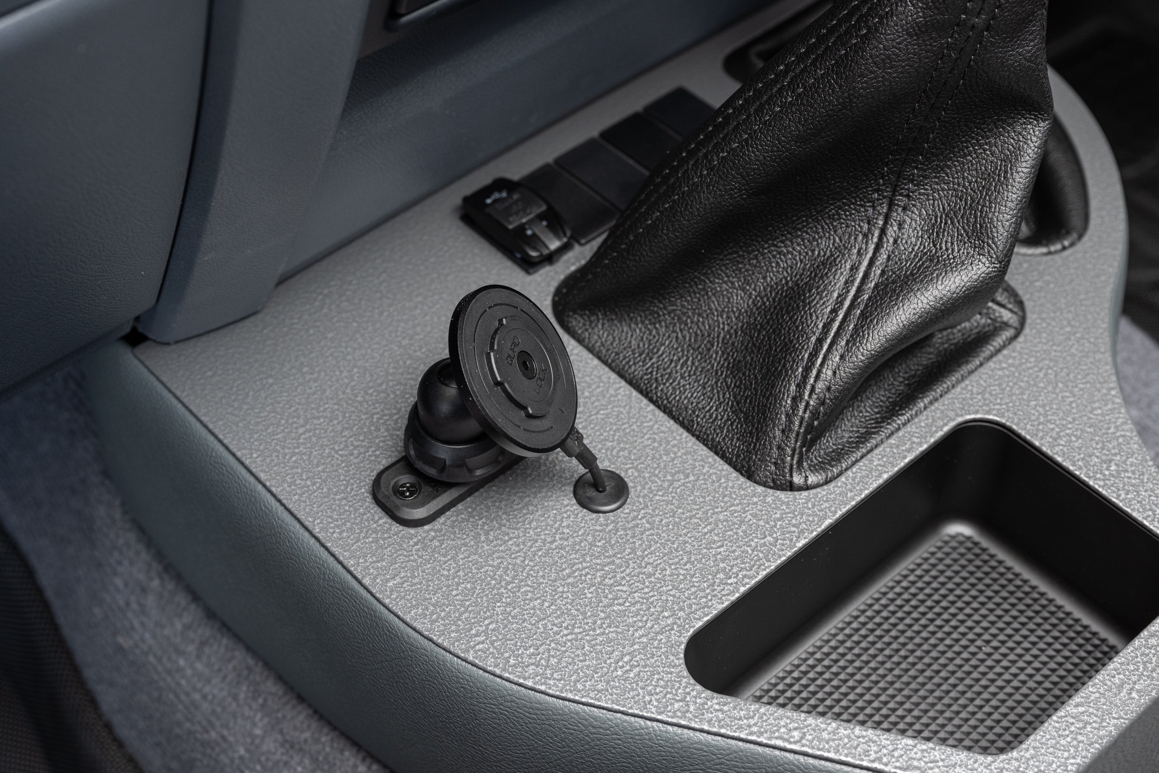 Full Length Centre Console – with Quadlock Magnetic Pivot Head Phone Charger