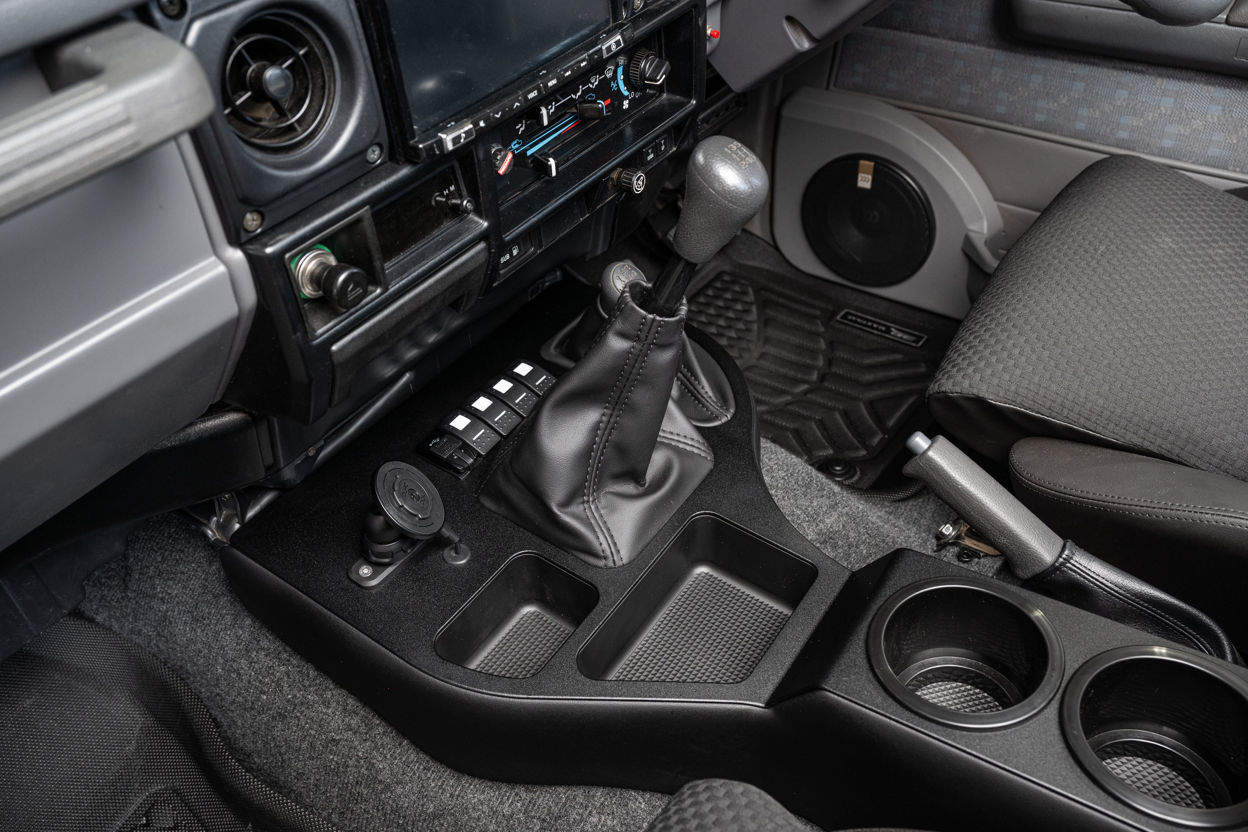 Full Length Centre Console – with Quadlock Magnetic Pivot Head Phone Charger