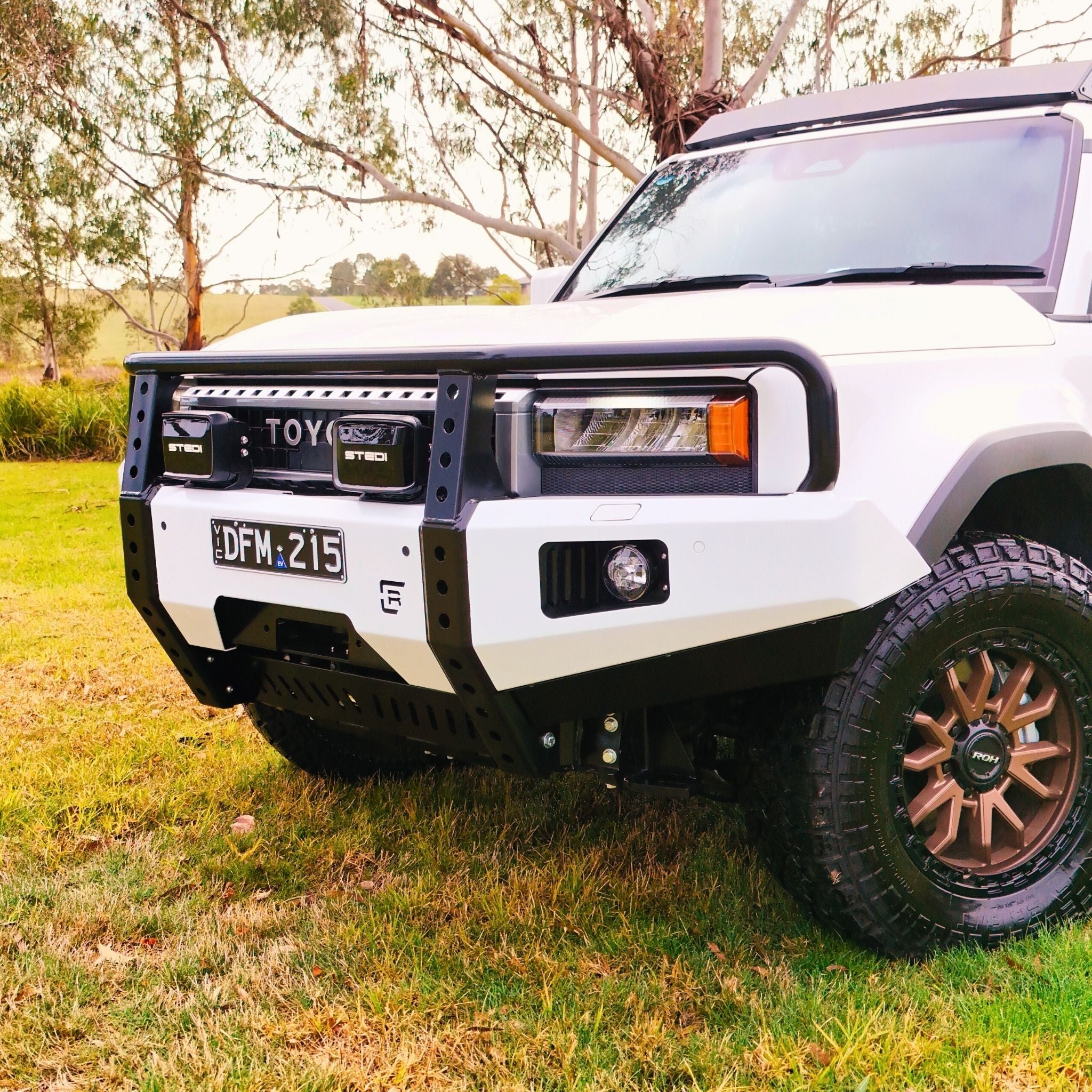 This is an image of the new Raslarr Dallas Bull Bar Toyota Landcruiser Prado 250 Series White Black full car image blue red silver