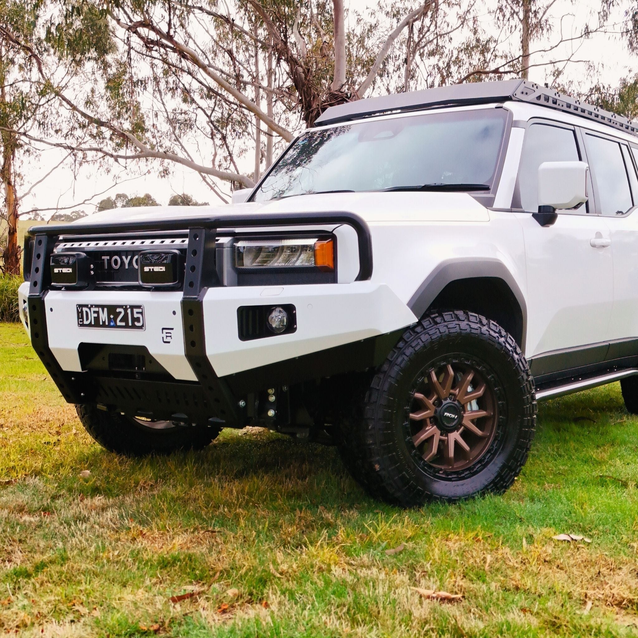 This is an image of the new Raslarr Dallas Bull Bar Toyota Landcruiser Prado 250 Series White Black full car image black gold