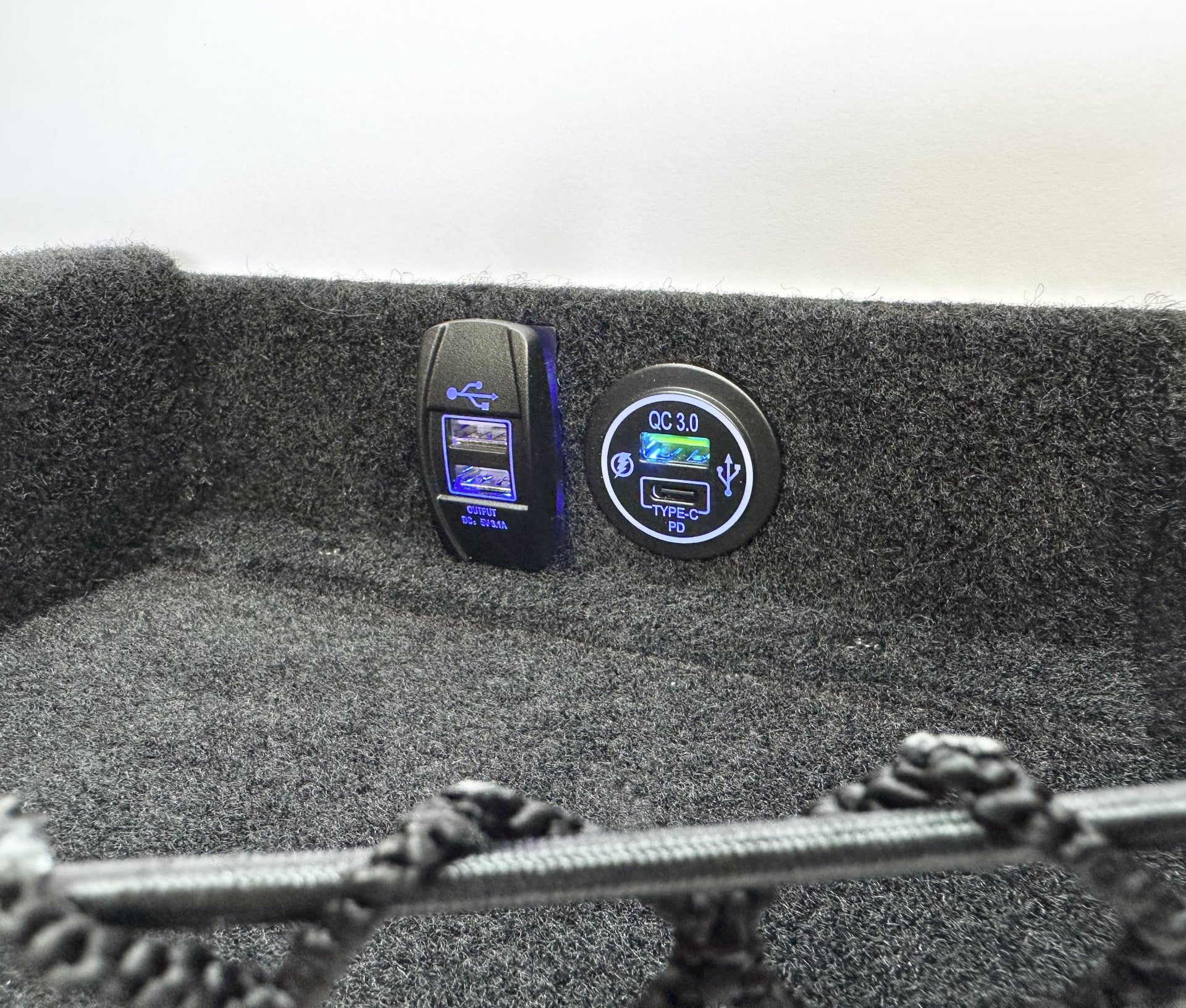 Bulge Shape Roof Console - With DIN Sized UHF Provision